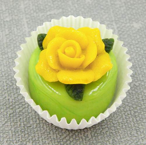 Click to view detail for HG-155 Petit Four Choc Yellow Rose on Pistachio $55